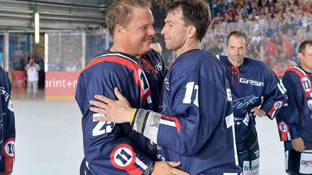 Wiedersehen in Berlin: Ex-Eisbär Leif Carlsson (l.) und Eisbären-Legende Sven Felski bei Felskis Abschiedsspiel im Sommer 2013.