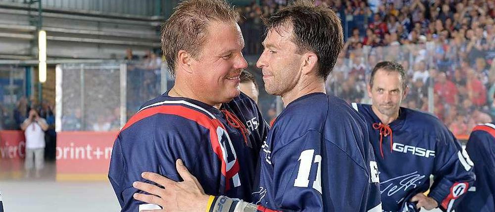 Wiedersehen in Berlin: Ex-Eisbär Leif Carlsson (l.) und Eisbären-Legende Sven Felski bei Felskis Abschiedsspiel im Sommer 2013.