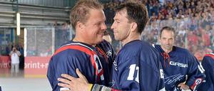 Wiedersehen in Berlin: Ex-Eisbär Leif Carlsson (l.) und Eisbären-Legende Sven Felski bei Felskis Abschiedsspiel im Sommer 2013.