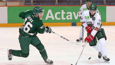 Schweden schlägt Schweden. Pontus Aberg (li.) gewann mit Färjestads am Donnerstag im Wellblechpalast 5:2 gegen Erik Karlsson und Frölunda.