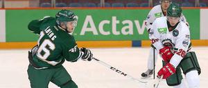 Schweden schlägt Schweden. Pontus Aberg (li.) gewann mit Färjestads am Donnerstag im Wellblechpalast 5:2 gegen Erik Karlsson und Frölunda.