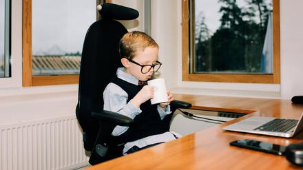 young boy drinking coffee in his dads office at work Stockholm, Stockholm County, Sweden PUBLICATIONxINxGERxSUIxAUTxONLY CRRABE191218-259293-01