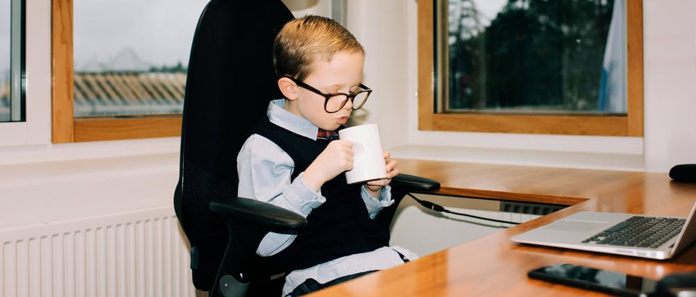 young boy drinking coffee in his dads office at work Stockholm, Stockholm County, Sweden PUBLICATIONxINxGERxSUIxAUTxONLY CRRABE191218-259293-01