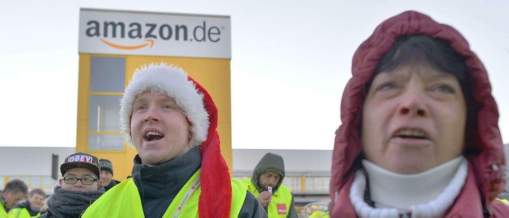 Weihnachtsmann in Warnweste. Bereits am Montag legten Beschäftigte in Leipzig die Arbeit nieder.