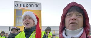 Weihnachtsmann in Warnweste. Bereits am Montag legten Beschäftigte in Leipzig die Arbeit nieder.