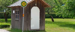 Nächste Haltestelle ... aufgepasst! Die BVG hat ein paar Namen an Haltestellen verpasst. An dieser nicht, die ist nur ein Kunstprojekt.