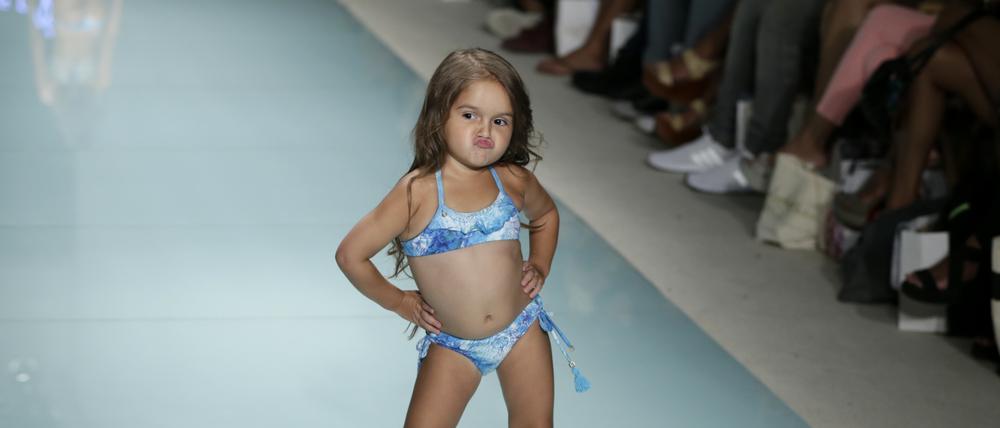 Ein dreijähriges Mädchen, Taylen Biggs, führt auf einer Modenschau in Miami  einen Bikini vor.