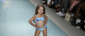 Ein dreijähriges Mädchen, Taylen Biggs, führt auf einer Modenschau in Miami  einen Bikini vor.