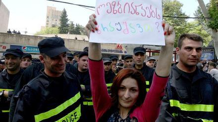 Eine Aktivisten demonstriert mit einem Schild „Homo, mir doch egal“ gegen Homophobie am 17. Mai in Tiflis.