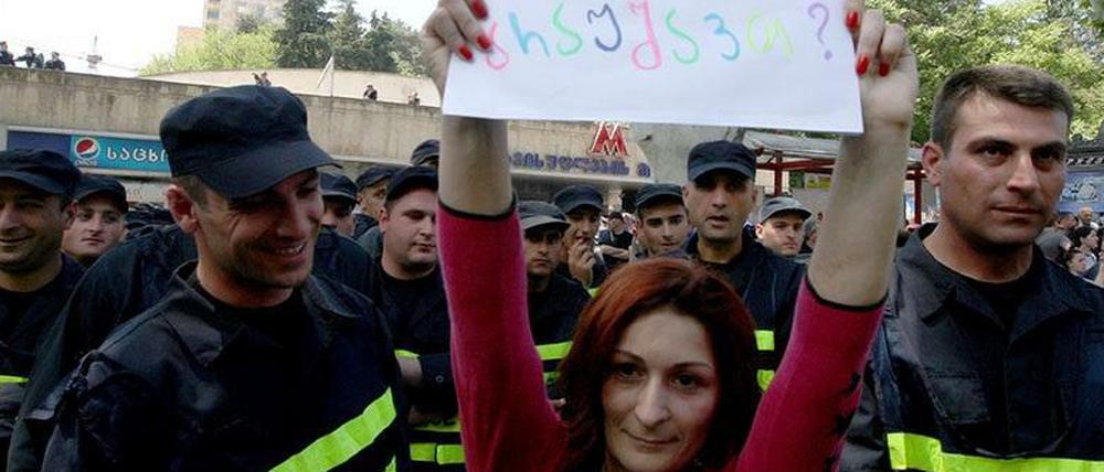 Eine Aktivisten demonstriert mit einem Schild „Homo, mir doch egal“ gegen Homophobie am 17. Mai in Tiflis. 