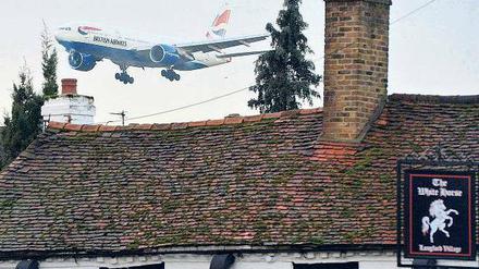 Gestörte Idylle. Eine Maschine setzt über dem Örtchen Longford zur Landung in Heathrow an. 