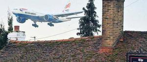Gestörte Idylle. Eine Maschine setzt über dem Örtchen Longford zur Landung in Heathrow an.