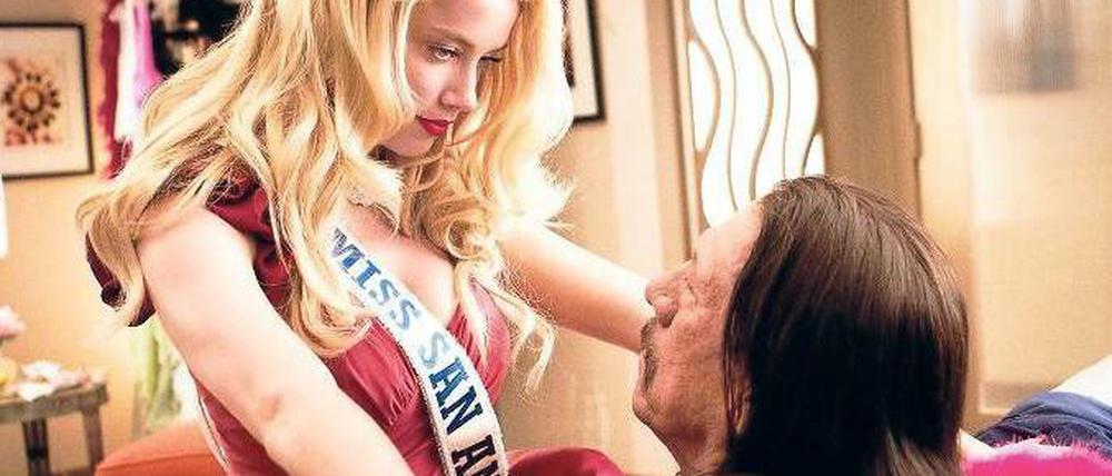 Widerstand zwecklos. Miss San Antonio (Amber Heard) im Tête à Tête mit Machete (Danny Trejo). 