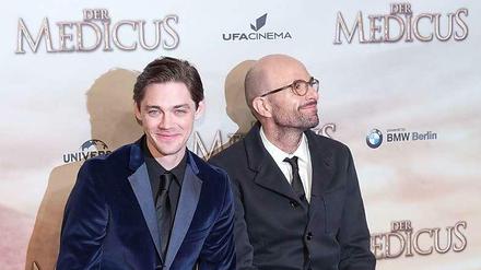 Weltpremiere des "Medicus" in Berlin: Der Schauspieler Tom Payne (links) und der Regisseur Philipp Stölzl kamen am Montag in den Zoo Palast in Berlin. 