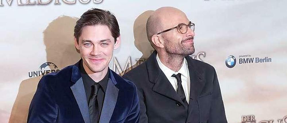Weltpremiere des "Medicus" in Berlin: Der Schauspieler Tom Payne (links) und der Regisseur Philipp Stölzl kamen am Montag in den Zoo Palast in Berlin.