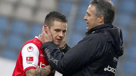 Und ich hab dich doch lieb. Trainer Uwe Neuhaus (r.) mit Christopher Quiring.