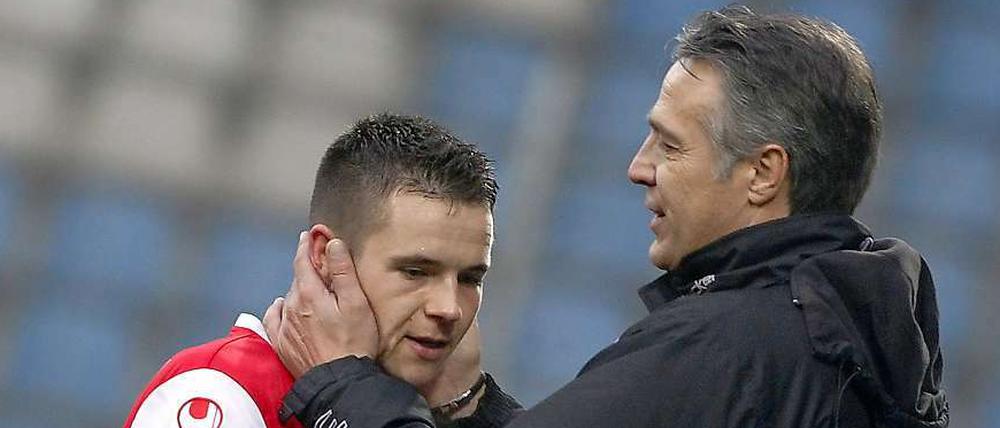 Und ich hab dich doch lieb. Trainer Uwe Neuhaus (r.) mit Christopher Quiring.