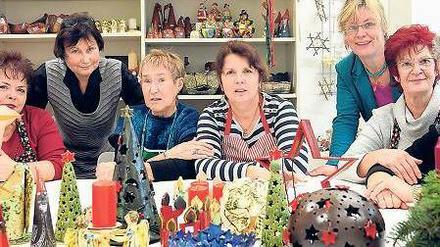 Füreinander da. Die Frauen von „Schutzhülle e. V.“ hoffen wie die Mitarbeiterinnen Hannelore Schiemann (l.) und Sybille Schumann (r. h.) auf einen neuen Brennofen. 