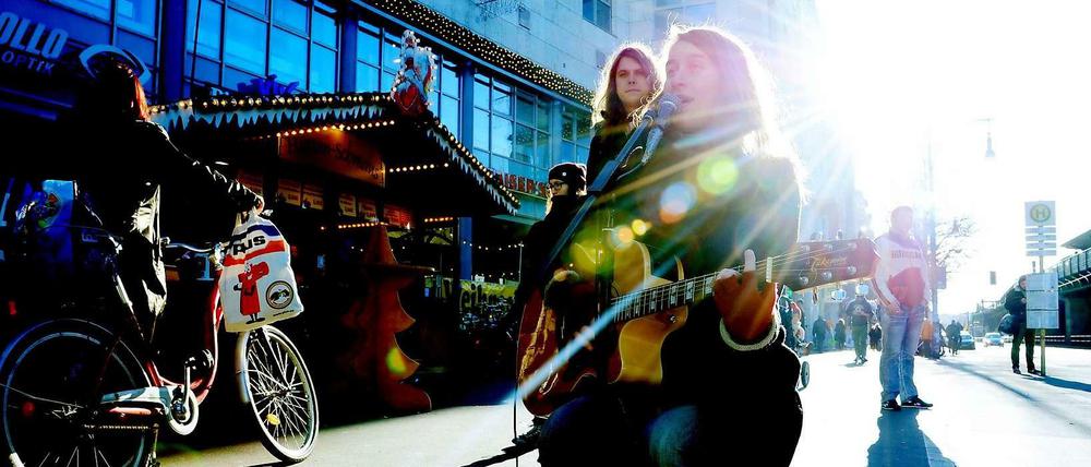 Eine Straßenmusikerin auf dem Weg zum Erfolg: Künstler wie Elen Wendt können sich zukünftig an den "Music Pool Berlin" wenden.