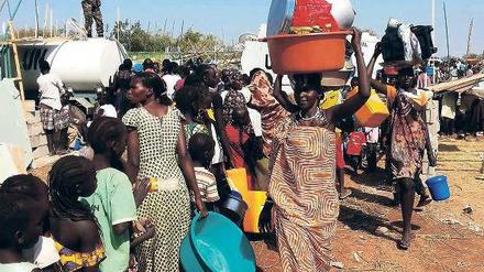 Unter dem Schutz der UN. Rund 20 000 Menschen sind seit dem Beginn der Kämpfe in der Hauptstadt Juba auf das Gelände der Blauhelmtruppe geflüchtet. Das öffentliche Leben ist zusammengebrochen. Die USA evakuieren ihre Botschaft. 