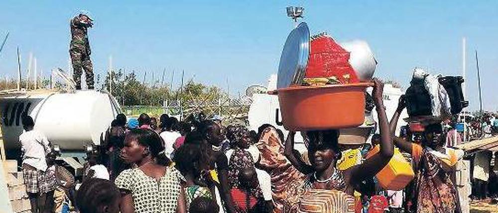 Unter dem Schutz der UN. Rund 20 000 Menschen sind seit dem Beginn der Kämpfe in der Hauptstadt Juba auf das Gelände der Blauhelmtruppe geflüchtet. Das öffentliche Leben ist zusammengebrochen. Die USA evakuieren ihre Botschaft. 