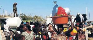 Unter dem Schutz der UN. Rund 20 000 Menschen sind seit dem Beginn der Kämpfe in der Hauptstadt Juba auf das Gelände der Blauhelmtruppe geflüchtet. Das öffentliche Leben ist zusammengebrochen. Die USA evakuieren ihre Botschaft.