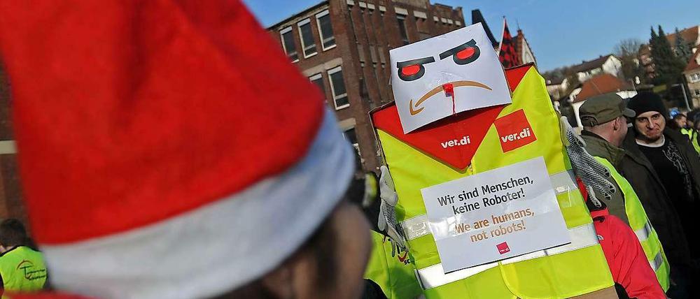 Schlecht gelaunt: Der Danbo, ein Roboter aus Amazon-Kartons, ist das inoffizielle Maskottchen des Onlinehändlers. Die Streikenden nutzen es ebenfalls - auf ihre Art. 