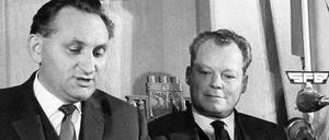 Der Regierende Bürgermeister von Berlin, Willy Brandt (rechts), und Senatspressechef Egon Bahr erläutern am 17. Dezember1963 auf einer Pressekonferenz im Rathaus Schöneberg die mit Ost-Berlin getroffene Regelung in der Passierscheinfrage. 