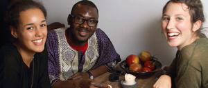 Eingetaucht. Bontu Guschke (links) und Ninon Desmuth essen mit Nasir.