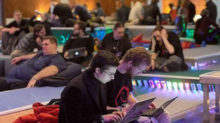 Teilnehmer des 28. Jahreskongresses des Chaos Computer Clubs im Berliner Congress Center (BCC) in Berlin an ihrem Laptops.