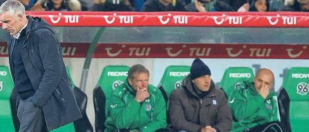 Wohin geht es denn? Das Spiel in Freiburg sollte Mirko Slomka (li.) besser nicht verlieren. 