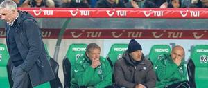 Wohin geht es denn? Das Spiel in Freiburg sollte Mirko Slomka (li.) besser nicht verlieren. 