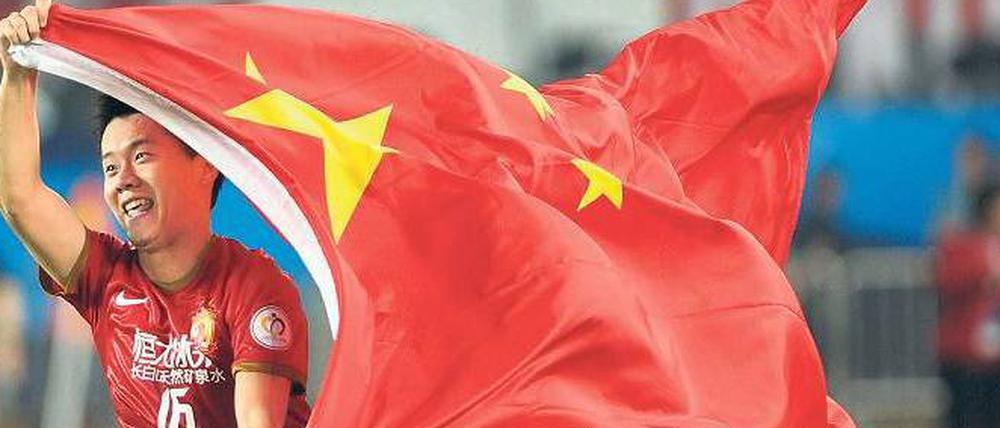 Ein Sieg fürs Mutterland. Guangzhous Huang Bowen feiert den Gewinn der asiatischen Champions League gegen den FC Seoul.