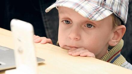 Heiß ersehnt. Oft zeigen schon die ganz Kleinen großes Interesse an den mobilen Minicomputern. Foto: picture-alliance/dpa