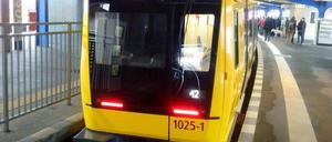 Bahnhof Olympia-Stadion, Dienstagmorgen, 3. Februar 2015, 10.28 Uhr. Das ist sie - die neue U-Bahn der BVG.