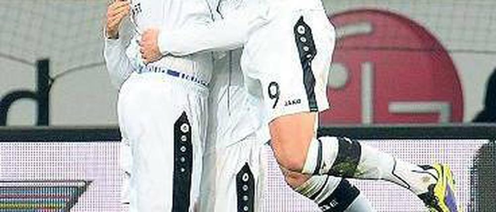 Die Last des Torschützen. Marco Russ (links) muss nach seinem Treffer zum 1:0 die Zuneigung des Kollegen Joselu über sich ergehen lassen. Foto: AFP