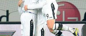 Die Last des Torschützen. Marco Russ (links) muss nach seinem Treffer zum 1:0 die Zuneigung des Kollegen Joselu über sich ergehen lassen. Foto: AFP