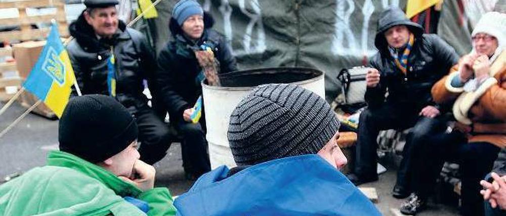 Protest-Alltag. Zermürbt hat sie die Kälte noch nicht, Kiew war am Montag aber nicht Hauptschauplatz der Auseinandersetzung um die Ukraine. Das war Brüssel. Foto: dpa