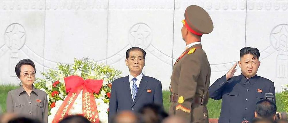 Der nordkoreanische Machthaber Kim Jong Un (rechts) hat zwar seinen Onkel hinrichten lassen. Doch seine Tante Kim Kyong Hui (links), eine jüngere Tochter seines Vaters, bleibt weiter in einem hohen Parteiamt. Das Foto zeigt die beiden bei einer Parade im vergangenen Sommer. In der Mitte steht Premierminister Pak Pong-ju. 