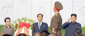 Der nordkoreanische Machthaber Kim Jong Un (rechts) hat zwar seinen Onkel hinrichten lassen. Doch seine Tante Kim Kyong Hui (links), eine jüngere Tochter seines Vaters, bleibt weiter in einem hohen Parteiamt. Das Foto zeigt die beiden bei einer Parade im vergangenen Sommer. In der Mitte steht Premierminister Pak Pong-ju.