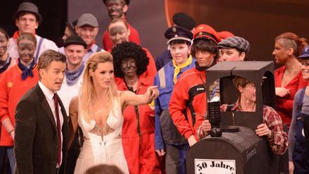 Markus Lanz und Michelle Hunziker mit mehr als 100 Paaren, die sich für die Saalwette als Jim Knopf und Lukas, der Lokomotivführer, aus der "Augsburger Puppenkiste" verkleidet hatten.