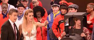 Markus Lanz und Michelle Hunziker mit mehr als 100 Paaren, die sich für die Saalwette als Jim Knopf und Lukas, der Lokomotivführer, aus der "Augsburger Puppenkiste" verkleidet hatten.