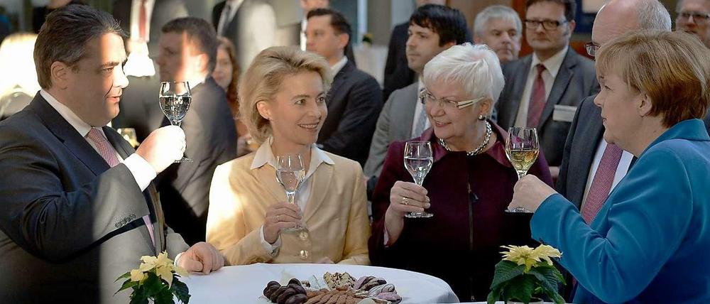 Merkel bleibt mit Apfelschorle lieber erst mal nüchtern, auch die anderen trinken Wasser.