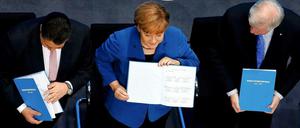 Fertig: Sigmar Gabriel, Angela Merkel und Horst Seehofer (von links) präsentieren den unterschriebenen Koalitionsvertrag.
