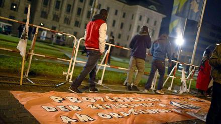 Problem Flüchtlingscamp. Der Innensenator droht mit Räumung, Unterstützer demonstrierten an seinem Amtssitz am Wochenende dafür, dass es am Oranienplatz bleiben kann. 