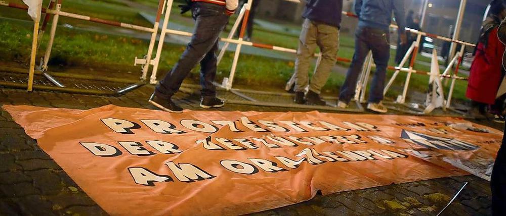 Problem Flüchtlingscamp. Der Innensenator droht mit Räumung, Unterstützer demonstrierten an seinem Amtssitz am Wochenende dafür, dass es am Oranienplatz bleiben kann. 
