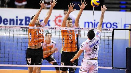 Mein Block: Tomas Kmet (l.) und Robert Kromm gegen Trentinos Michele Fedrizzi.