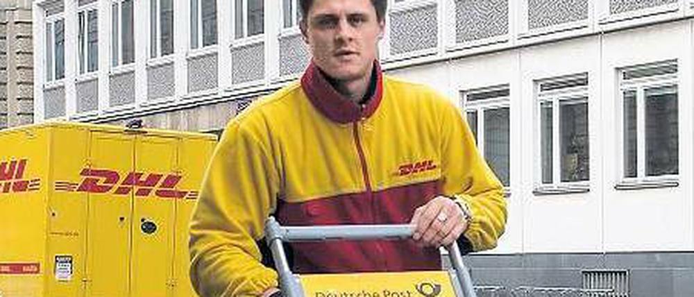 Die neuen Weihnachtsmänner. Ein Austräger des Postdienstes DHL stellt derzeit im Schnitt 200 Pakete pro Tag zu. 
