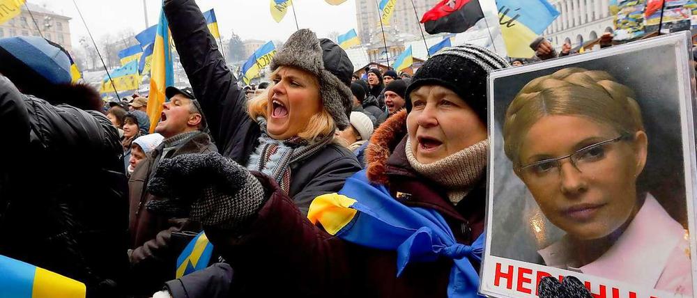 Die Proteste in der Ukraine gehen auch am Montag unvermindert weiter.