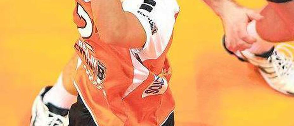 Hoch den Ball. Kawika Shoji (am Ball) überzeugt bei den Berlin Volleys mit präzisen Zuspielen. Mit den Berlinern ist er bereits zweimal Deutscher Meister geworden. Foto: Imago